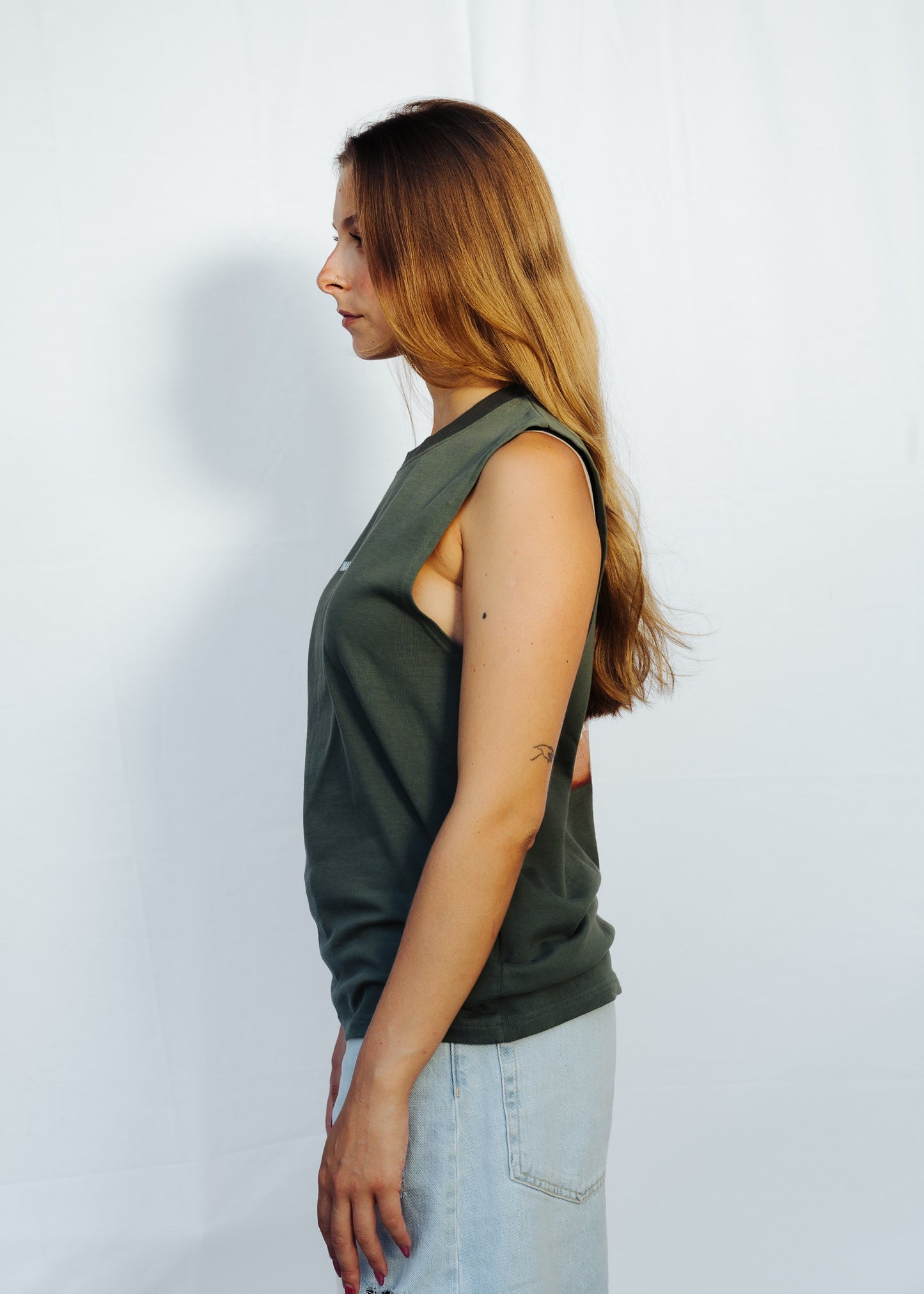 TASTE SLEEVELESS TEE